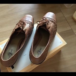 Tan leather lace shoes with stitches side & back.